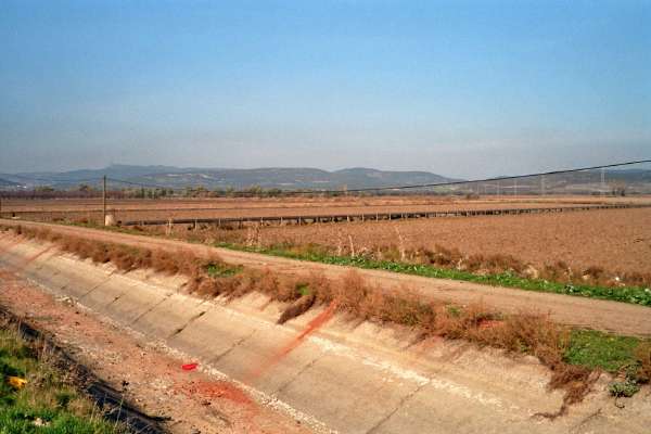 Secondary irrigation canal